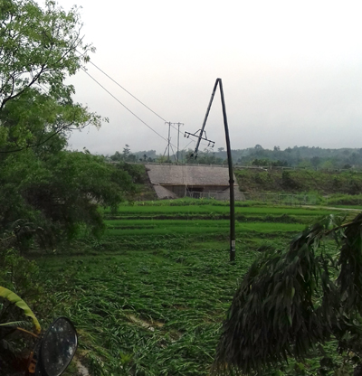 Tại huyện Trấn Yên, đêm 21 rạng sáng 22/4, dông lốc đã làm hàng trăm cột điện trung và hạ thế bị đổ gãy gây mất điện trên diện rộng.